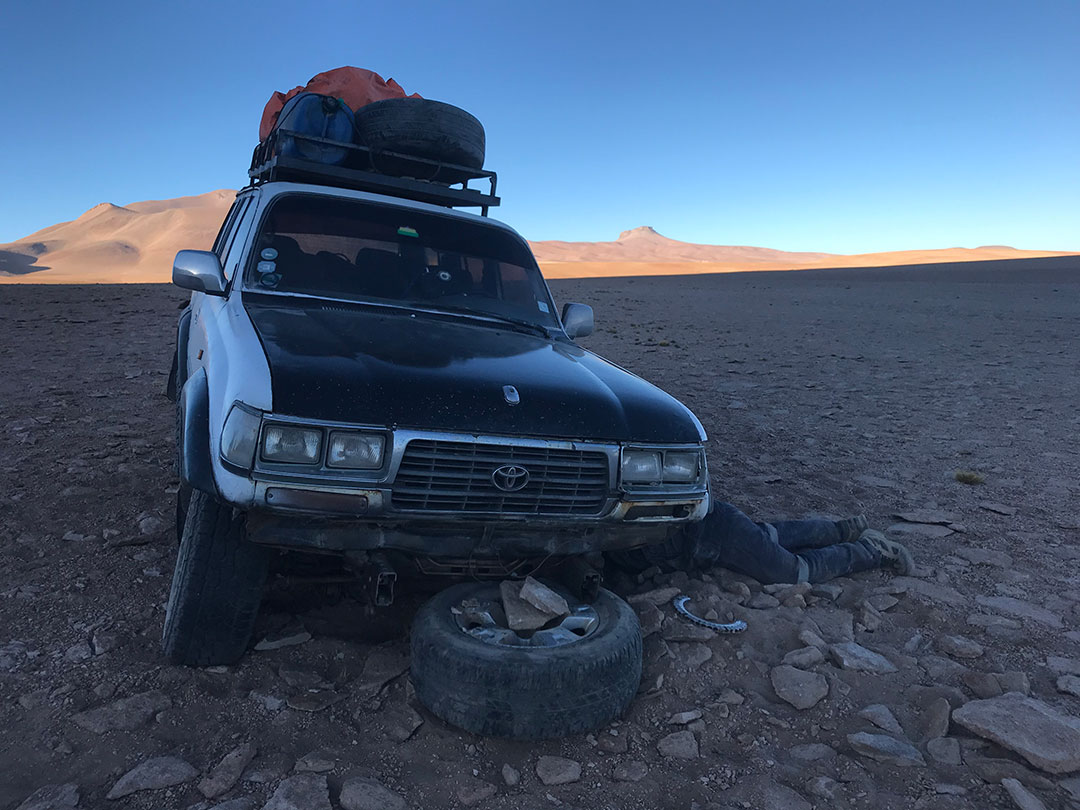 Radmontage in der Atacama Wüste Bolivien